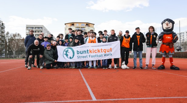 „Kick Off“: buntkicktgut Berlin sorgt im Kosmosviertel für Bewegung „Kick Off“: buntkicktgut Berlin sorgt im Kosmosviertel für Bewegung