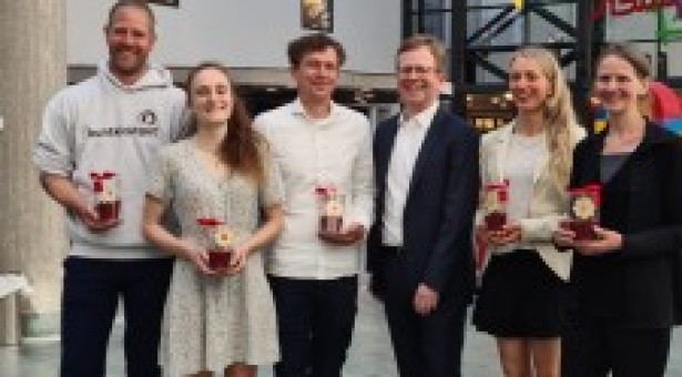 Straßenkicker:innen werden Zukunftsheld:innen Straßenkicker:innen werden Zukunftsheld:innen