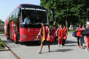 Wie die Profis: Betreuer Ismail führt seine Mannschaft vom Bus Richtung Trainingsplatz